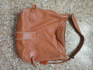 Bolso de piel marrón y naranja