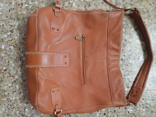 Bolso de piel marrón y naranja