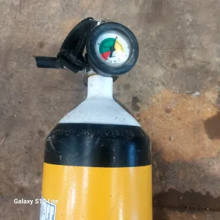 Botella de buceo amarilla