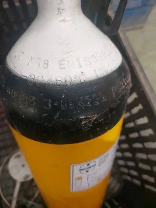 Botella de buceo amarilla