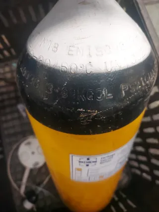 Botella de buceo amarilla