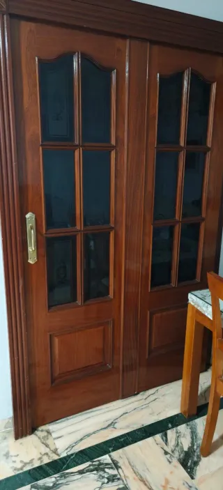 Puerta corredera de madera con cristal