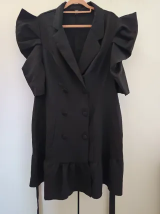 Vestido negro con hombreras