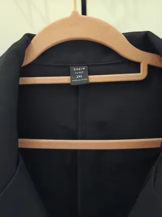 Vestido negro con hombreras