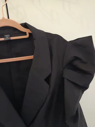 Vestido negro con hombreras