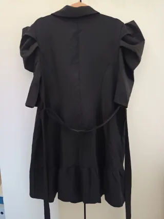 Vestido negro con hombreras