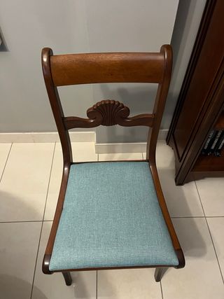 Silla artesanal de madera con asiento de tela