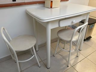 Mesa de cocina y 2 sillas
