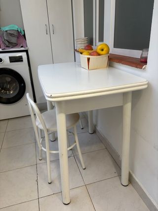 Mesa de cocina y 2 sillas
