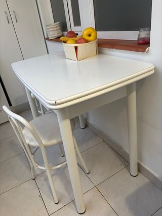 Mesa de cocina y 2 sillas