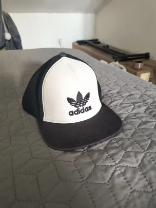 Gorra Adidas Negra y Blanca