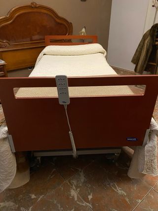 Cama articulada Invacare para mayores y ancianos