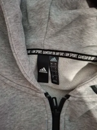 Chaqueta Adidas Gris con Rayas Negras