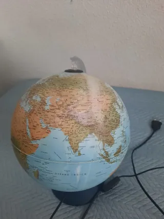 Globo terráqueo con luz