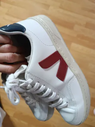 Zapatillas Veja Unisex Talla 37. Granate y blanco.