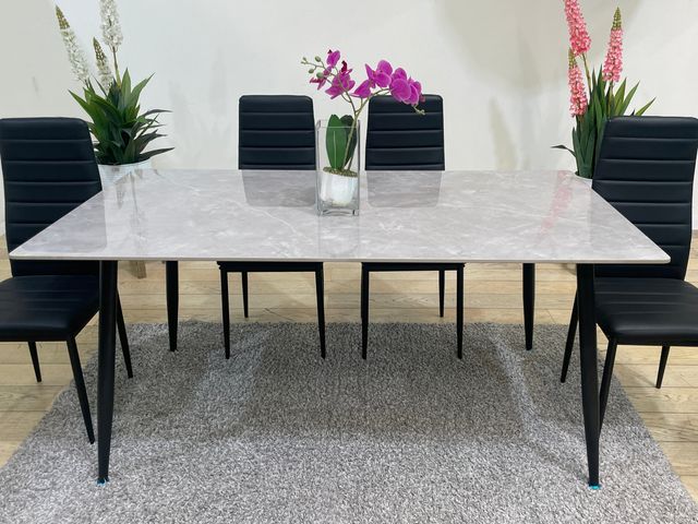 Conjunto de comedor con mesa efecto mármol y sillas en polipiel