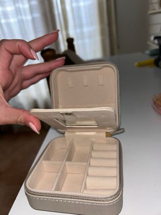 Pequeño joyero beige