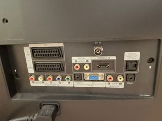 Televisor Samsung 32” Negro y Plateado