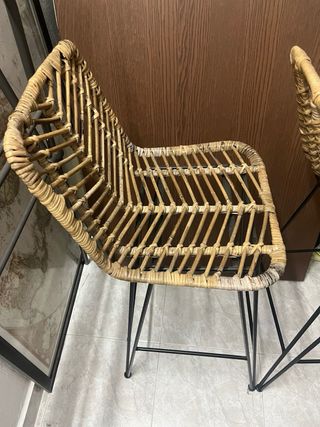 Taburetes altos ratán y metal