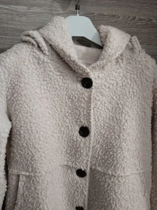 Abrigo blanco con capucha