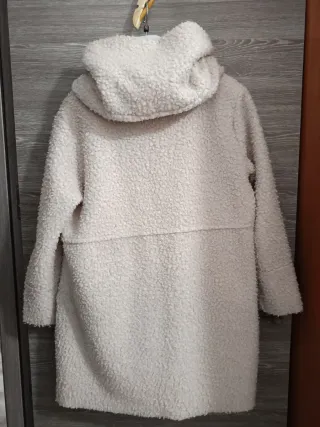 Abrigo blanco con capucha