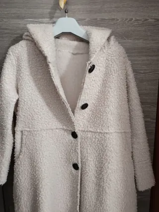 Abrigo blanco con capucha