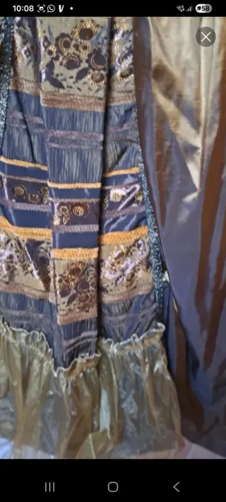 Vestido de época morado y dorado