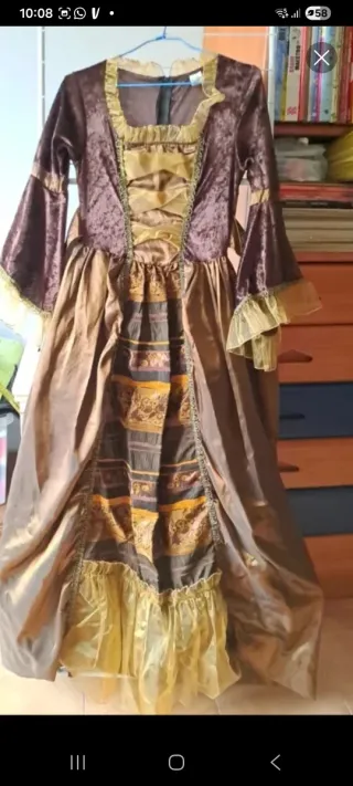 Vestido de época morado y dorado