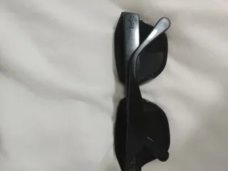 Gafas de sol Ray-Ban negras y funda marrón