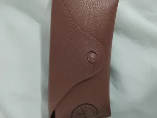 Gafas de sol Ray-Ban negras y funda marrón