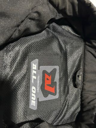 Chaqueta de moto negra con detalles