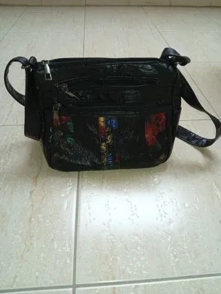 Bolso bandolera negro con estampado floral