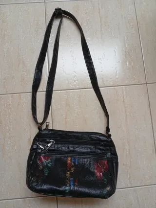 Bolso bandolera negro con estampado floral