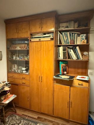 Mueble de madera con vitrina