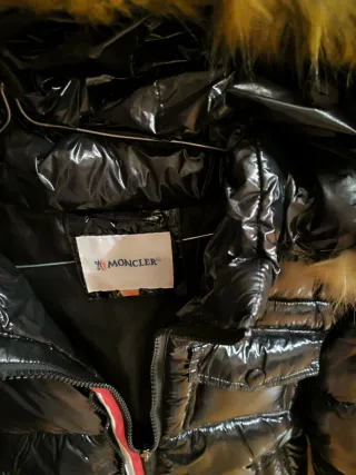 Abrigo Negro con Capucha Nuevo