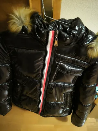 Abrigo Negro con Capucha Nuevo