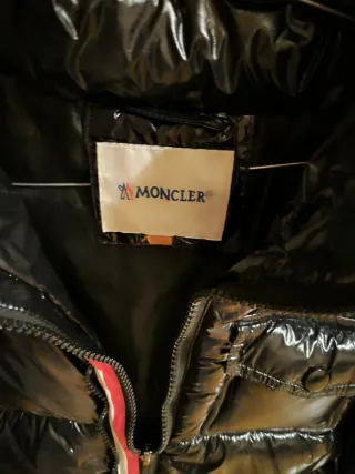 Abrigo Negro con Capucha Nuevo