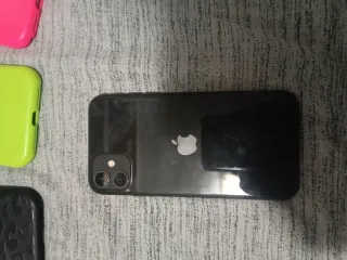 iPhone 11 64GB + 5 Fundas