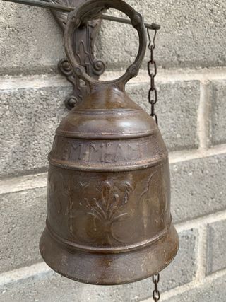 Campana antica bronzo decorata