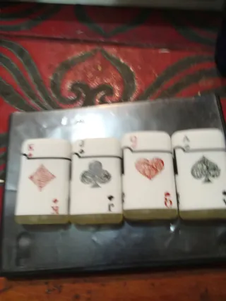 Set di quattro accendini con design ispirato a carte da gioco