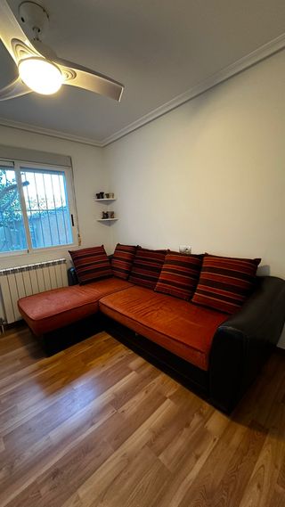 Sofá-cama negro y naranja