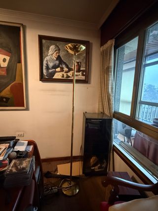 Lámpara de pie dorada de metal