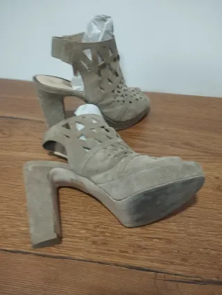 Zapato botín beige de ante con aberturas