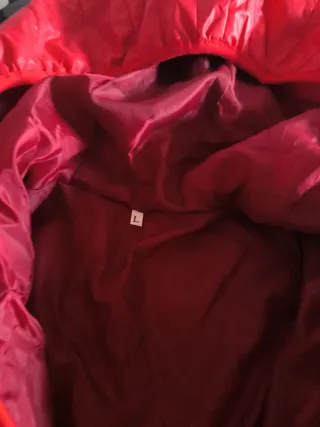 Cazadora fina entretiempo roja. Sin marca