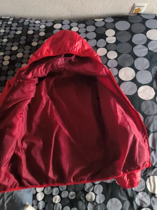 Cazadora fina entretiempo roja. Sin marca