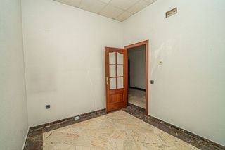 Local comercial en venta en Linares
