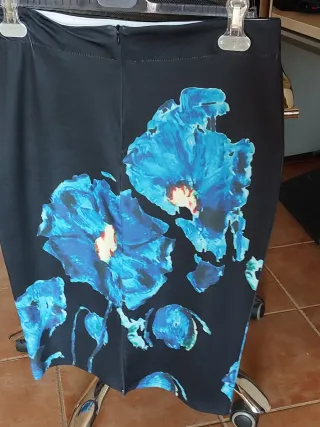 Falda negra con estampado floral azul