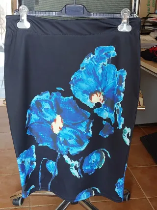 Falda negra con estampado floral azul
