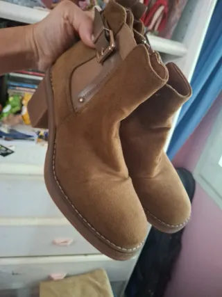 Botines tacón marrón hebilla dorada talla 38