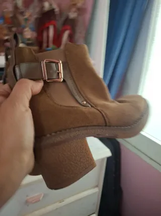 Botines tacón marrón hebilla dorada talla 38